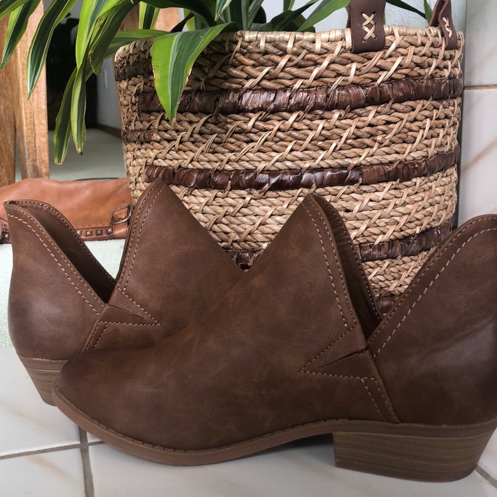Universal thread cognac booties 8.5